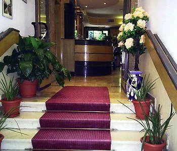 ***  מילאנו Hotel Adler איטליה