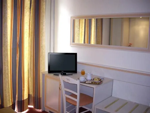 מילאנו Hotel Adler 3*,
